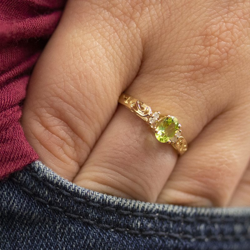 10k White Gold Peridot and Diamond Ring 10k White Gold Peridot and Diamond Ring